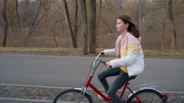Dívka na kole v parku na začátku jara