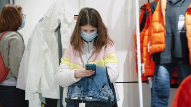 Tiener met smartphone wachten in de buurt kleedkamer — Stockvideo