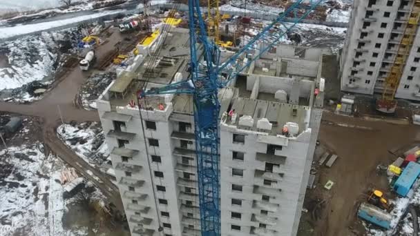 Antenn av byggare som arbetar under farliga förhållanden ovanpå skyskrapan — Stockvideo