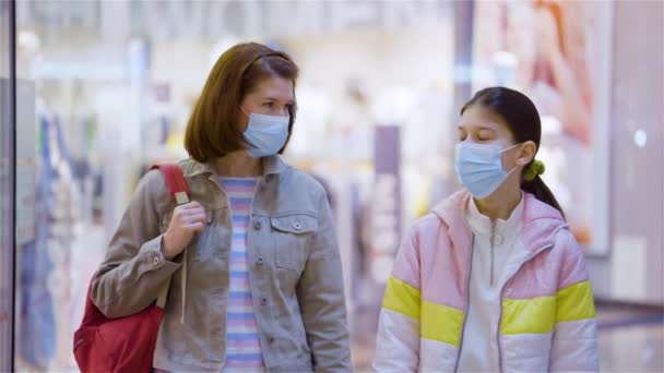 Mère et fille marchant dans le centre commercial pendant la pandémie — Video