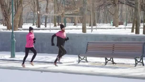 Paire de jogging sportif dans le parc en hiver — Video