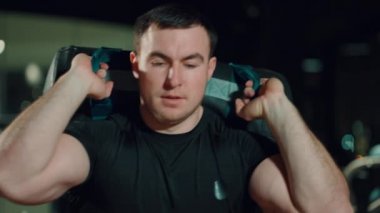 Omzunda kum torbasıyla alternatif hamleler yapan bir adam.