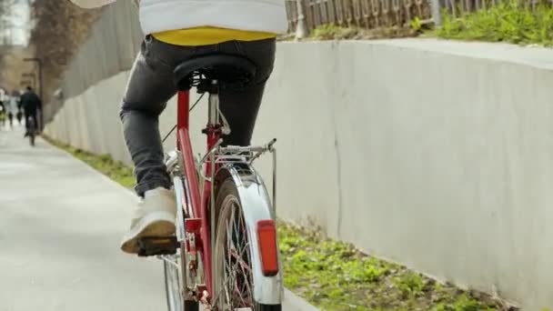 Ноги подростка, катающегося на велосипеде в замедленной съемке — стоковое видео