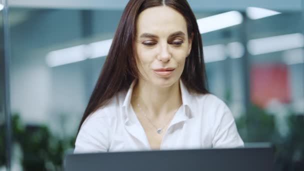 Femme se sentant extatique de recevoir du courrier sur un ordinateur portable — Video