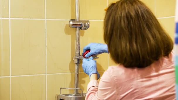 Pokojówka usuwająca pleśń z mydła pod prysznicem — Wideo stockowe
