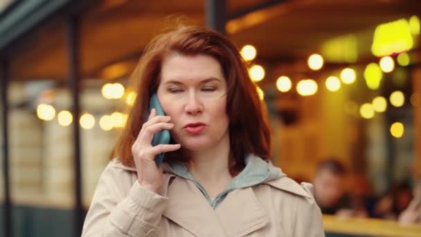 Woman talking on phone on street — Stock Video