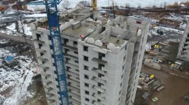 Gökdelenin tepesinde çalışan hava yapımcıları