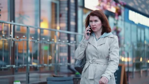 Mulher de negócios falando ao telefone em movimento — Vídeo de Stock