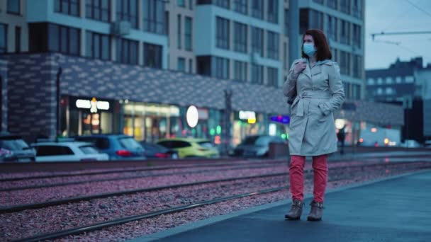 Kobieta w masce czeka na tramwaj — Wideo stockowe
