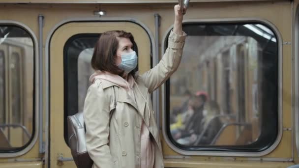 Salgın sırasında metroda seyahat eden bir kadın. — Stok video