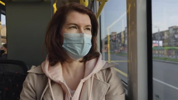 Femme voyageant en bus pendant la pandémie — Video