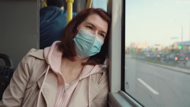 Mujer cansada apoyada en la ventana en el autobús — Vídeo de stock