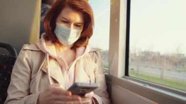 Otobüste seyahat ederken mesaj atan maskeli kadın