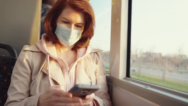 Mujer en mensaje de texto máscara mientras viaja en autobús — Vídeos de Stock