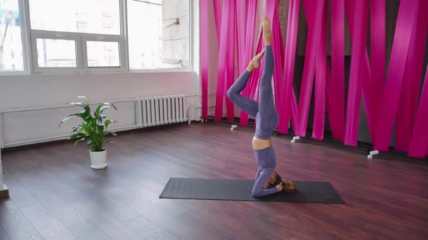 Yoga-Frau macht Kopfstand beim Training — Stockvideo