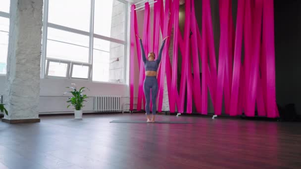 Yogi vrouw balanceren op een been in de studio — Stockvideo