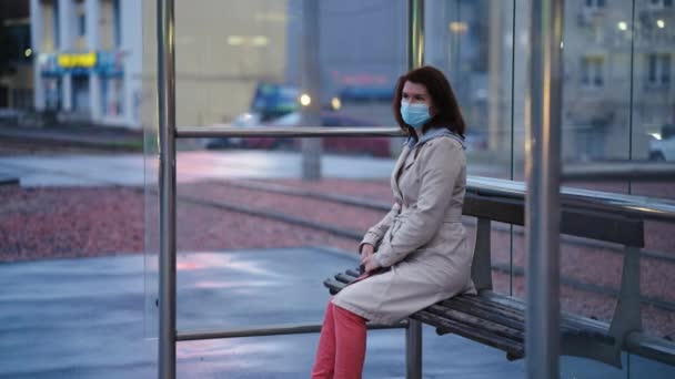 Mujer esperando tranvía en la parada — Vídeos de Stock