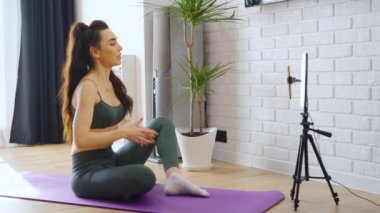 Kadın fitness blogu evde kaydediliyor