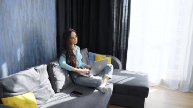 Evde dizüstü bilgisayarda çalışan serbest çalışan biri.