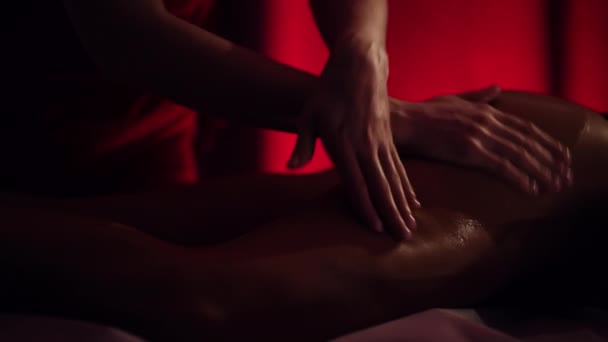 Massage av kvinnlig höft i wellness spa — Stockvideo