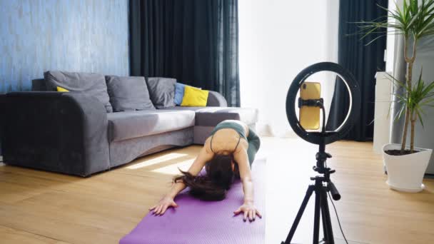 Blogger fitness grabación de vídeo de ejercicios de espalda — Vídeo de stock