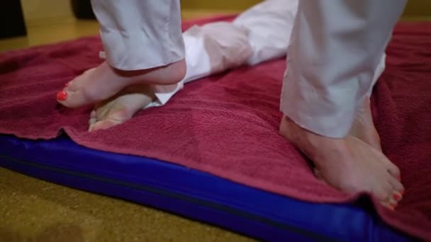 Füße auf Füßen Thai-Massage im Wellnessbereich — Stockvideo