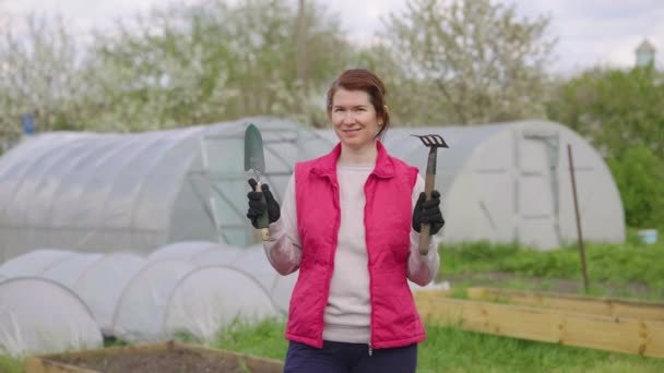 Счастливый садовник позирует с инструментами — стоковое видео