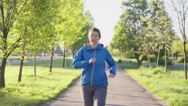 Donna sportiva che cammina nel parco al mattino — Video Stock