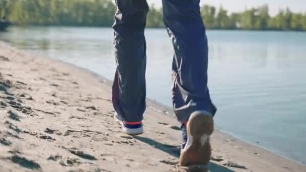 Långsamma fötter av joggare som springer på stranden — Stockvideo