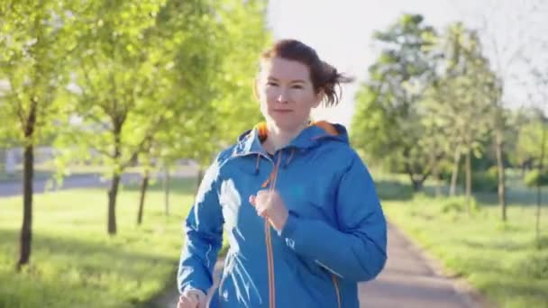 Rallentatore donna che fa jogging nel parco verde — Video Stock