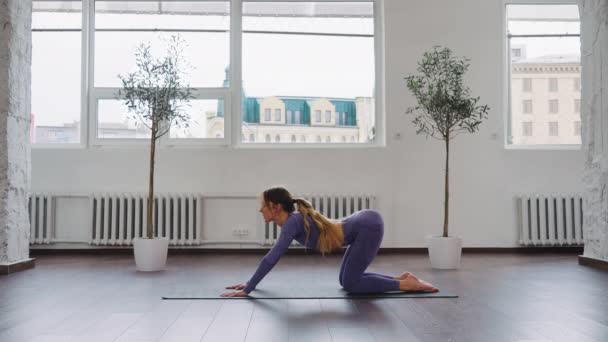 Yogi mulher relaxante na postura da criança — Vídeo de Stock