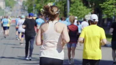 Ağır çekim kadın şehir maratonunda yarışıyor