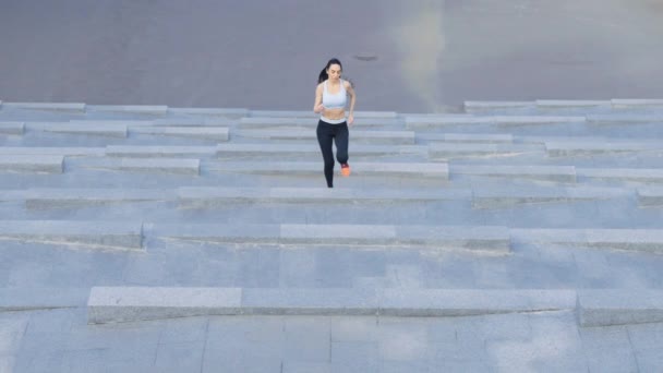 Kvindelig jogger løber op på trappen – Stock-video