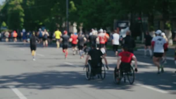 Personnes handicapées participant au marathon — Video