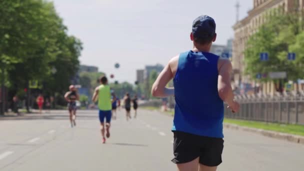 Hombre corriendo maratón de la ciudad en cámara lenta — Vídeo de stock