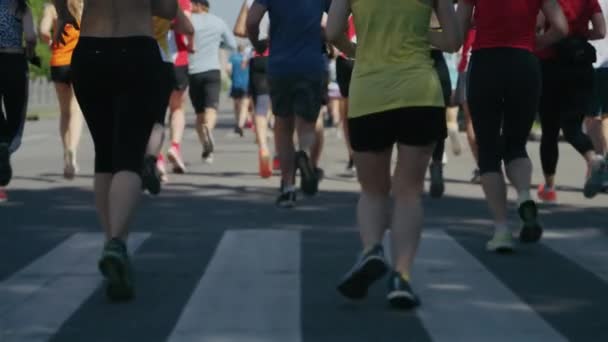 Zwolnieni ludzie biegnący w miejskim maratonie — Wideo stockowe