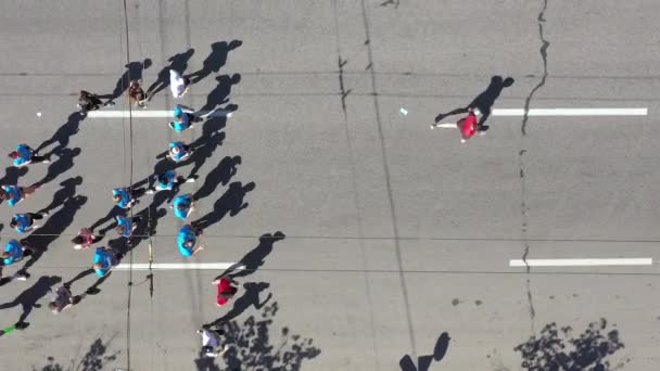 Letecké maratonské běžce na City Street — Stock video