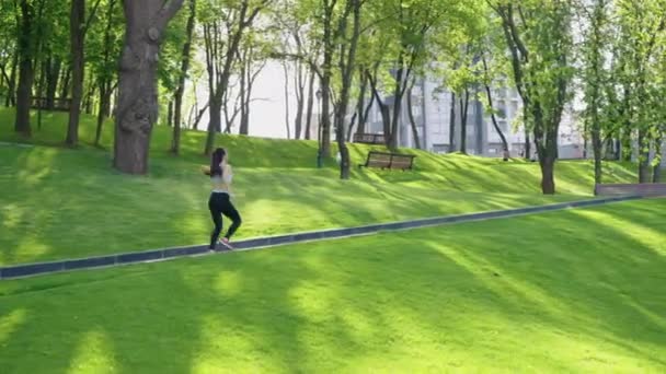 Feminino corredor no parque verde — Vídeo de Stock