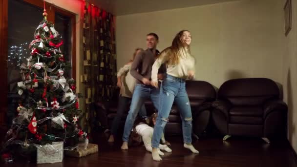 Felice famiglia che balla intorno all'albero di Natale — Video Stock