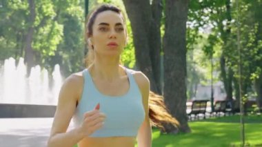 Parkta koşan kulaklıklı bir koşucu