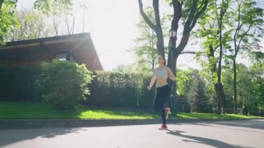 Kadın sabahın köründe koşuyor.