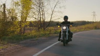 Kır yolunda motorsiklet süren acımasız bir motorcu.