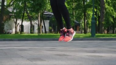 İp atlayan kadın ayakları