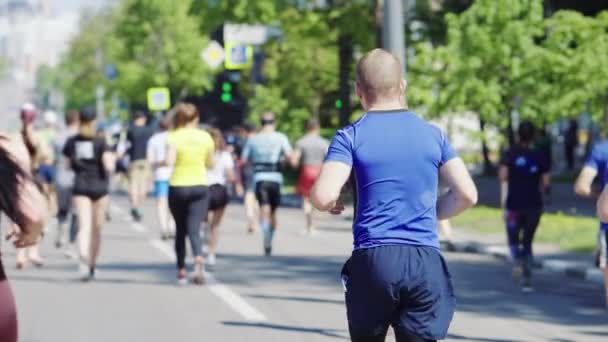 Спортсмен бегущий городской марафон во время пандемии — стоковое видео