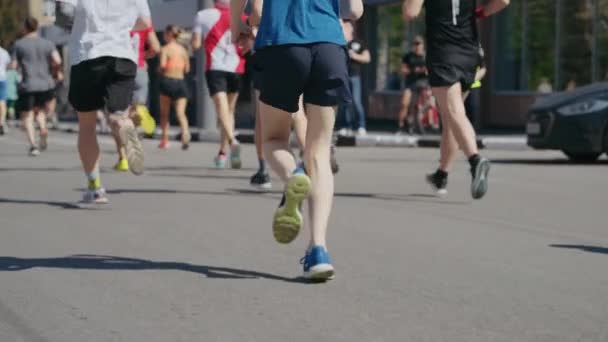 Ноги спортсменов, бегущих марафон в замедленной съемке — стоковое видео