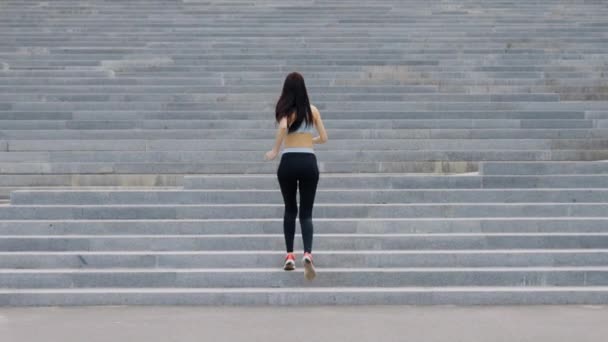 Vrouw die tijdens de ochtendtraining op de trap loopt — Stockvideo