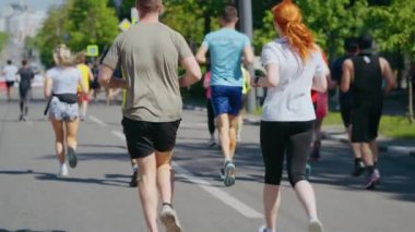Ağır çekimde koşan çift şehir maratonu