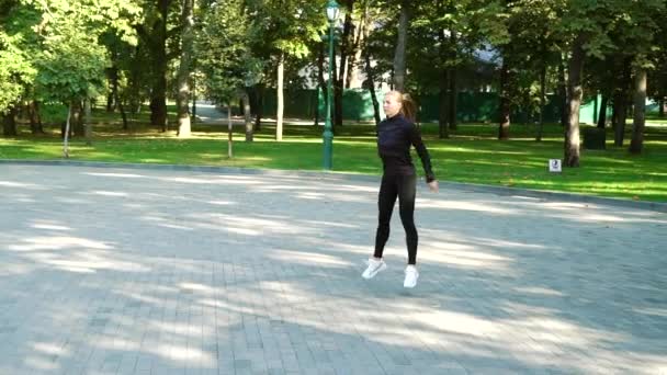 Mujer en forma haciendo ejercicio en el parque — Vídeos de Stock