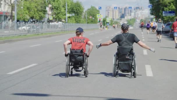 Kharkiv, Ukraine - 16 mai 2021 : Les participants au marathon en fauteuil roulant — Video