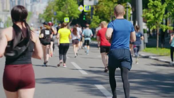 Tłum ludzi biegnących maraton podczas pandemii — Wideo stockowe